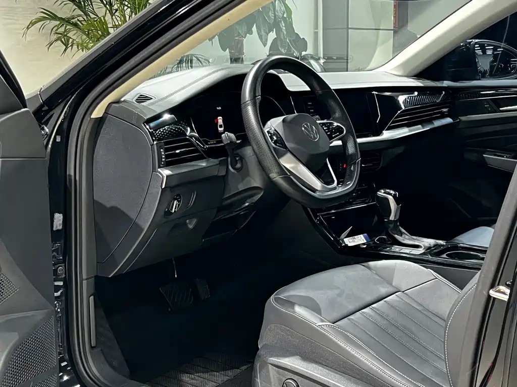 VOLKSWAGEN PASSAT 2023