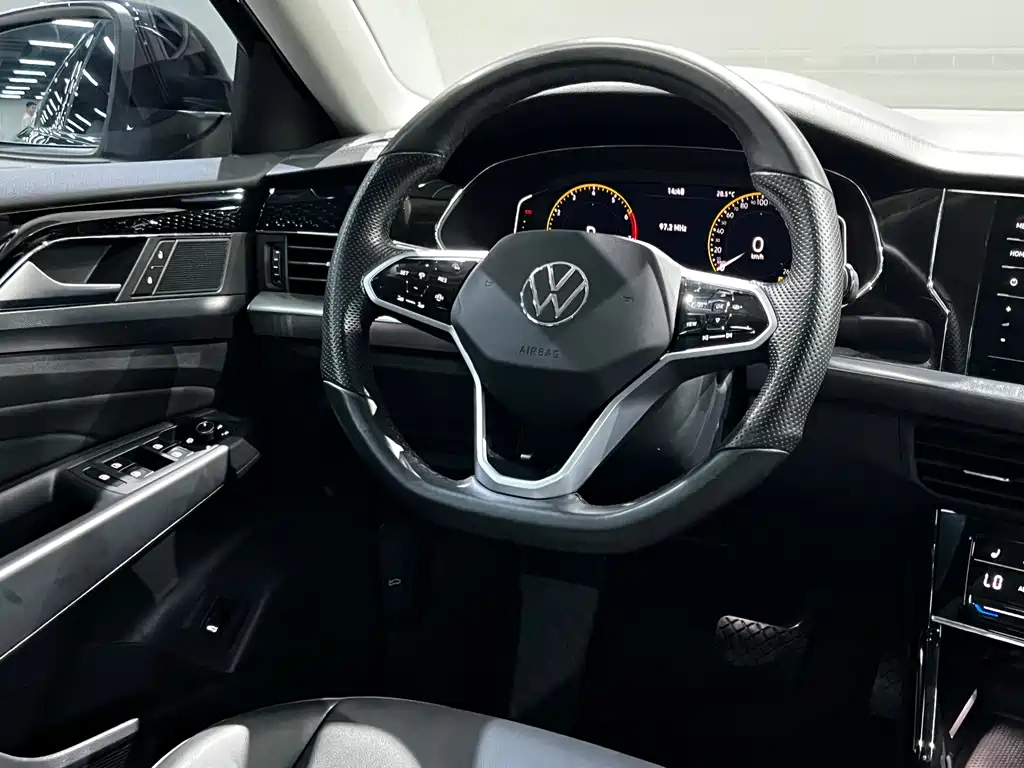 VOLKSWAGEN PASSAT 2023
