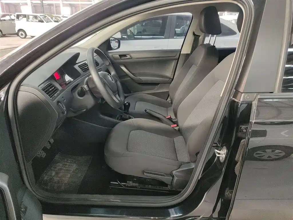 VOLKSWAGEN SANTANA 2019