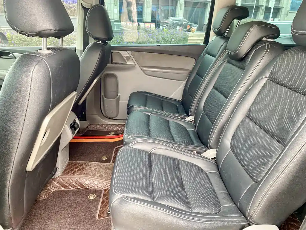 VOLKSWAGEN SHARAN 2012