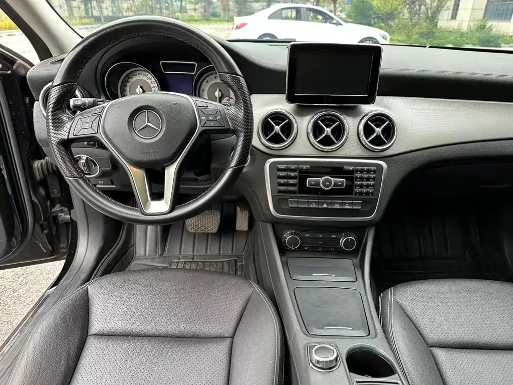 MERCEDES BENZ GLA 2015