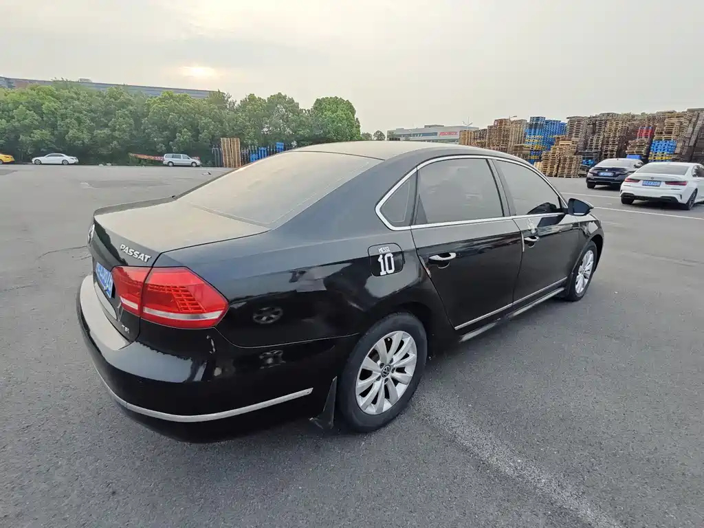 VOLKSWAGEN PASSAT 2011