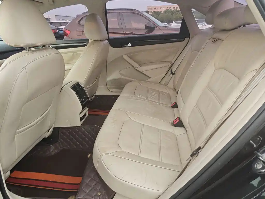 VOLKSWAGEN PASSAT 2011
