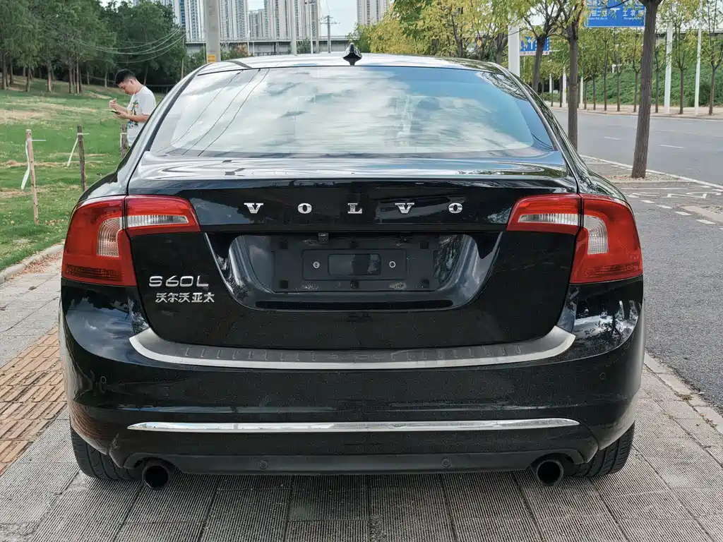 VOLVO S60 2015