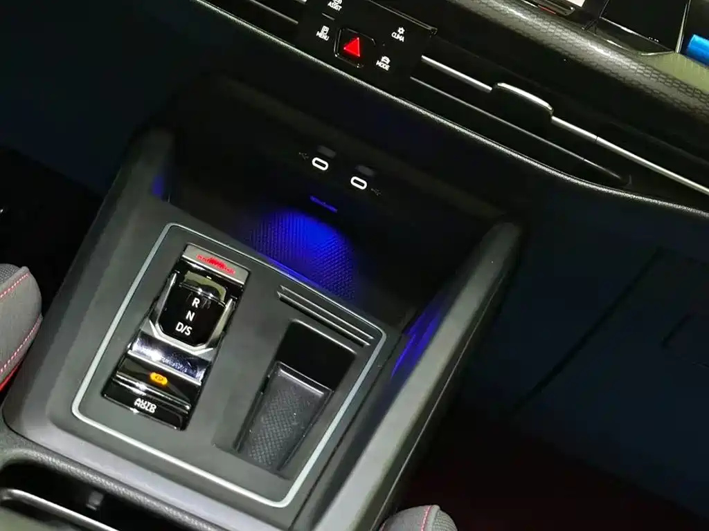 VOLKSWAGEN GOLF GTI 2024