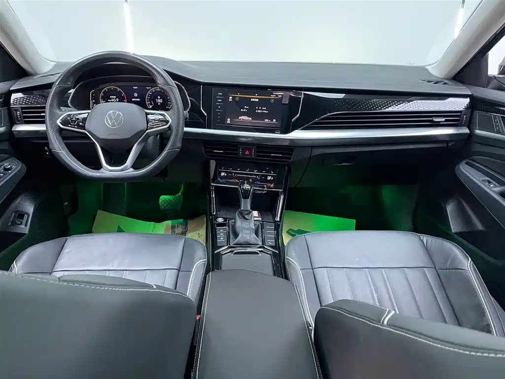 VOLKSWAGEN PASSAT 2023