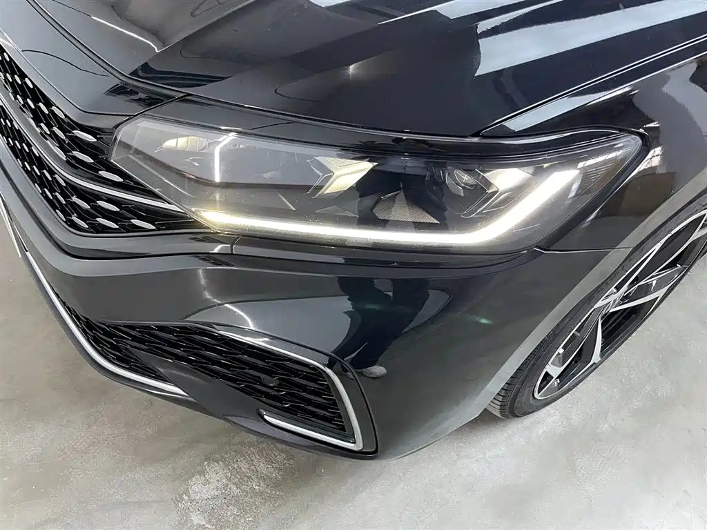 VOLKSWAGEN PASSAT 2023