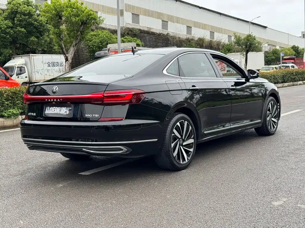 VOLKSWAGEN PASSAT 2024