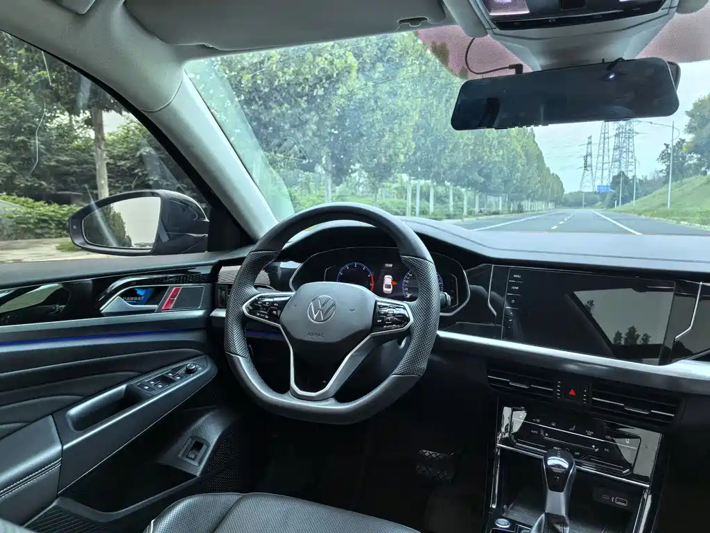 VOLKSWAGEN PASSAT 2023