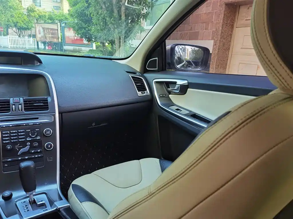 VOLVO XC60 IMPORT 2011