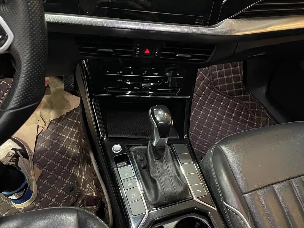 VOLKSWAGEN PASSAT 2024