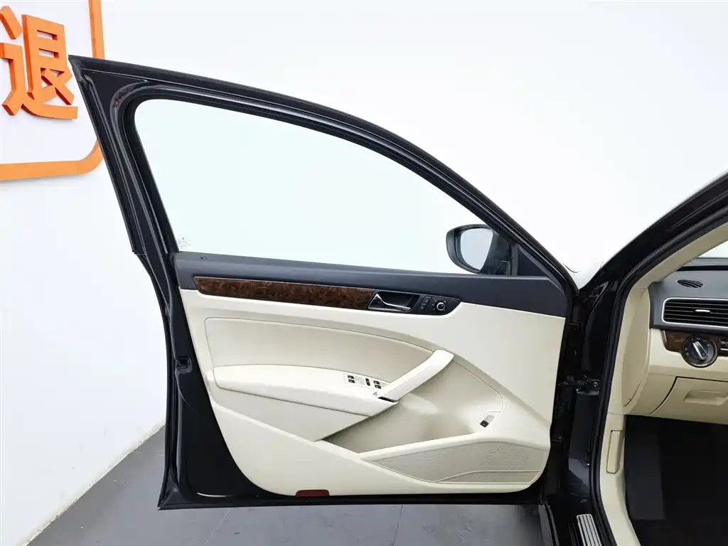 VOLKSWAGEN PASSAT 2013