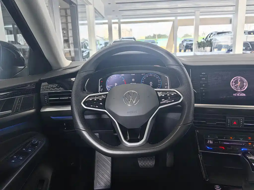 VOLKSWAGEN PASSAT 2024
