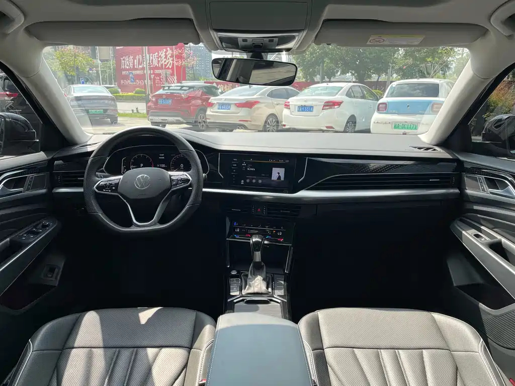 VOLKSWAGEN PASSAT 2024