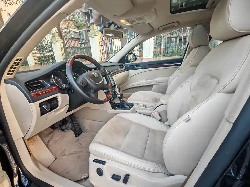SKODA SUPERB 2012