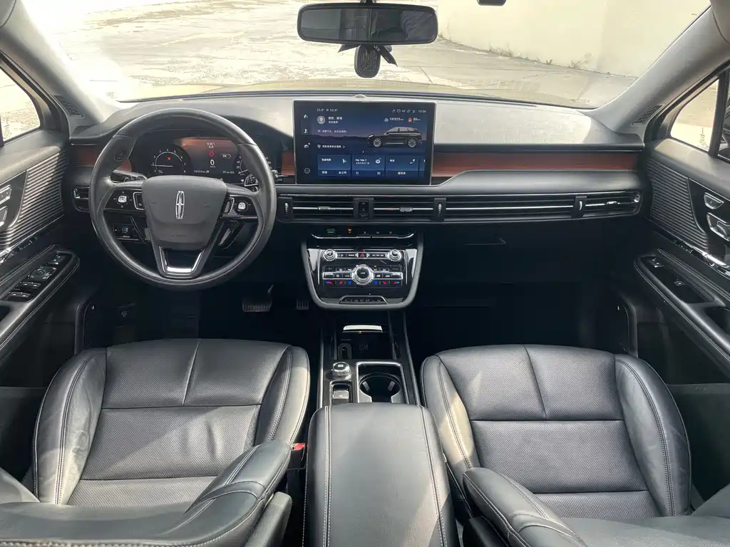 LINCOLN ADVENTURER 2020