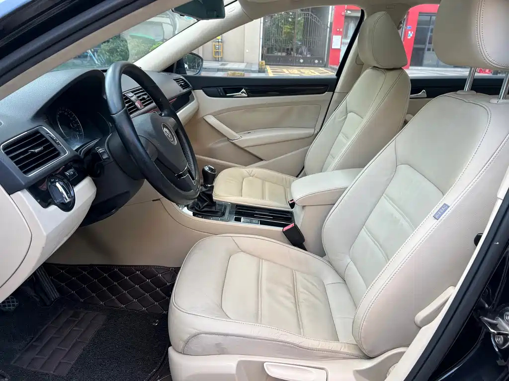 VOLKSWAGEN PASSAT 2011
