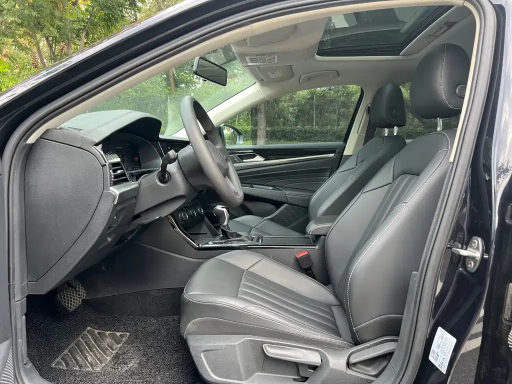 VOLKSWAGEN PASSAT 2023