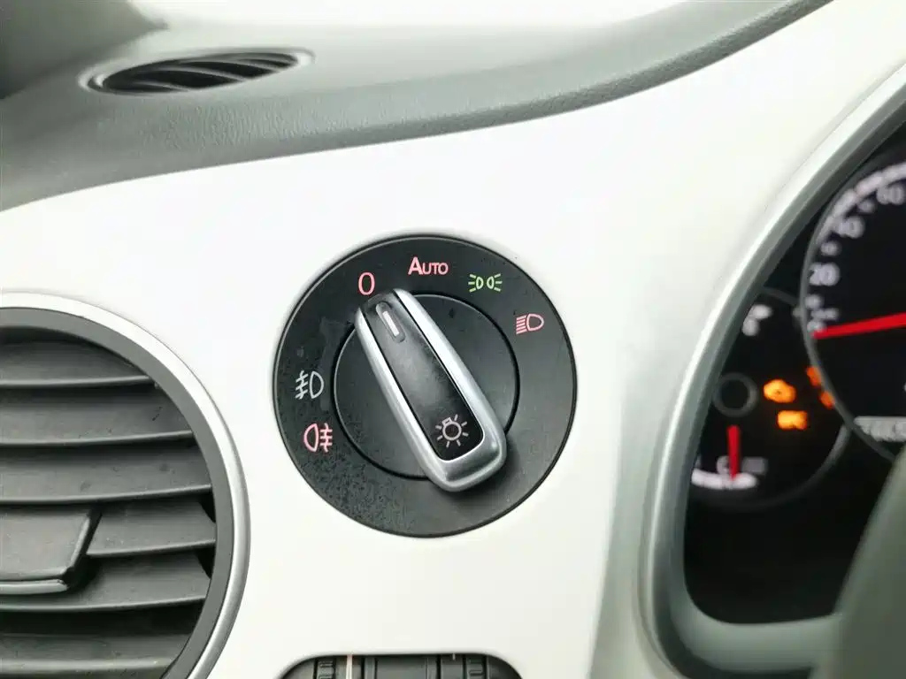 VOLKSWAGEN BEETLE 2014