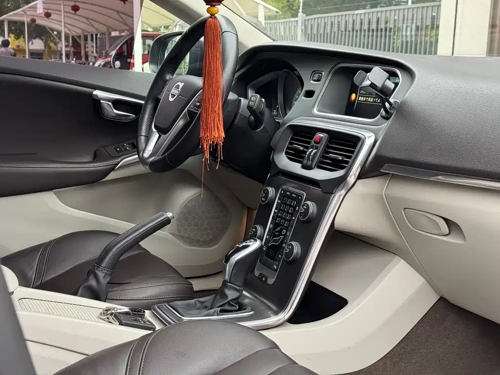 VOLVO V40 2016