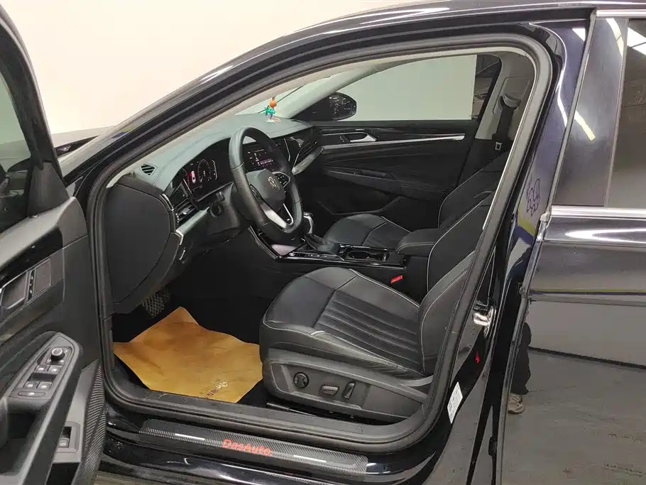 VOLKSWAGEN PASSAT 2023