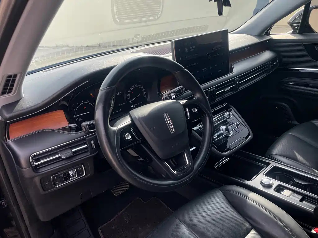 LINCOLN ADVENTURER 2020