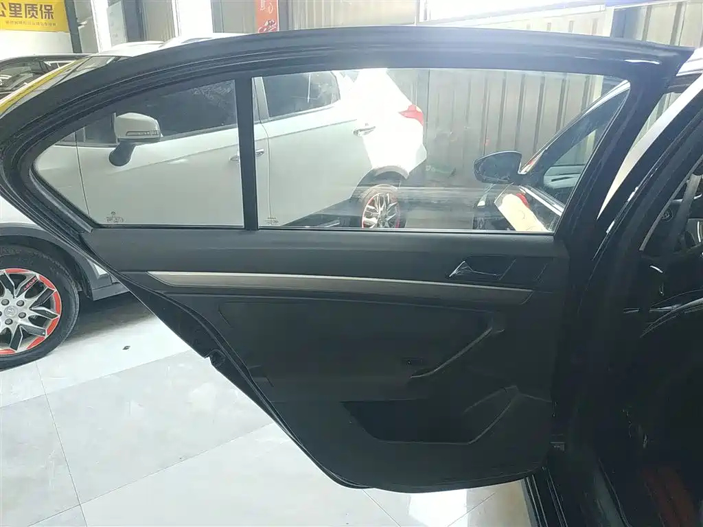 VOLKSWAGEN LAVIDA 2015