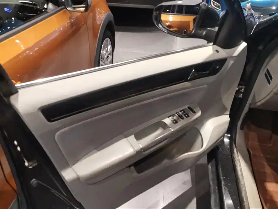 VOLKSWAGEN BORA 2013