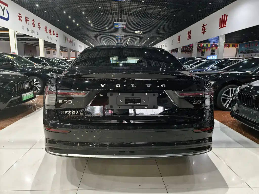 VOLVO S90 2025