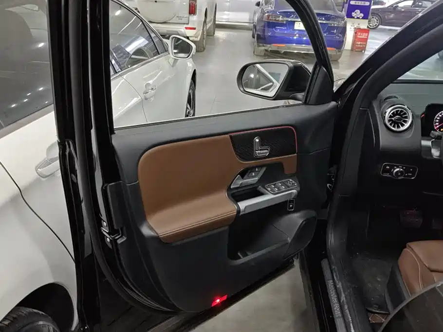 MERCEDES BENZ GLB 2024