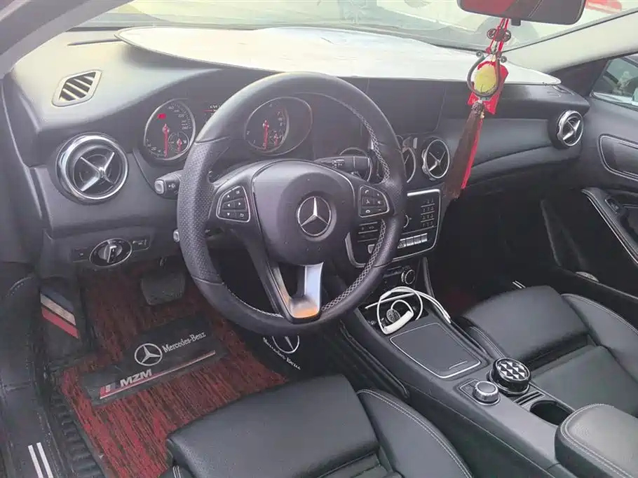 MERCEDES BENZ GLA 2018