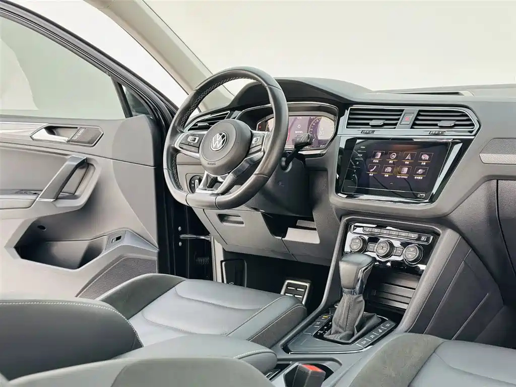 VOLKSWAGEN TIGUAN L 2021