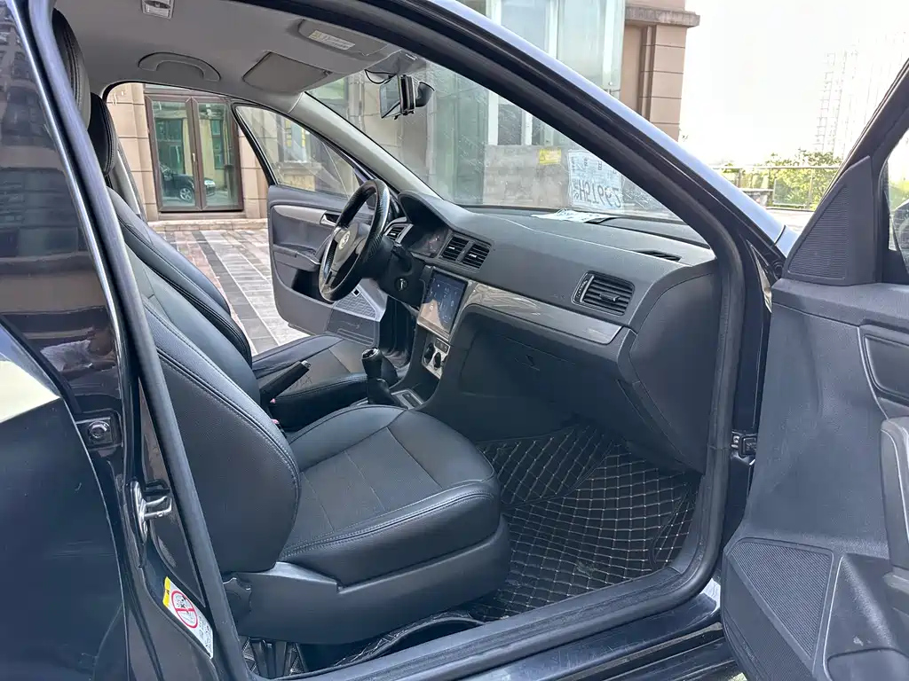VOLKSWAGEN LAVIDA 2015
