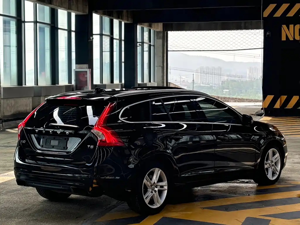 VOLVO V60 2015