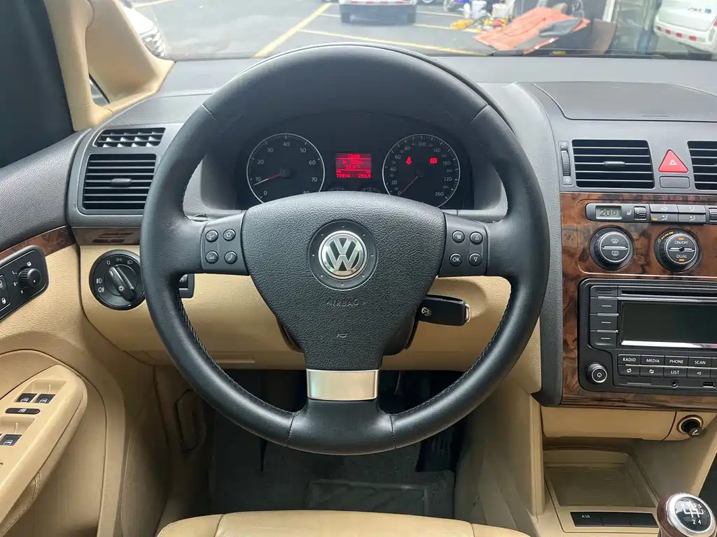 VOLKSWAGEN TOURAN 2010