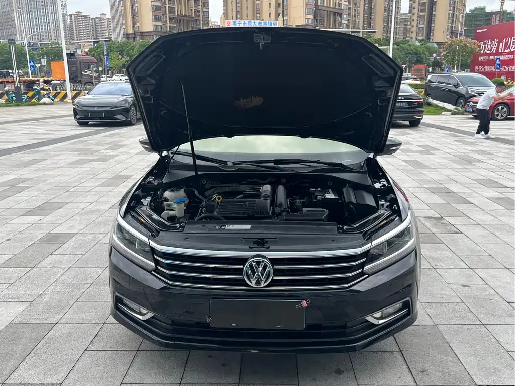 VOLKSWAGEN PASSAT 2017