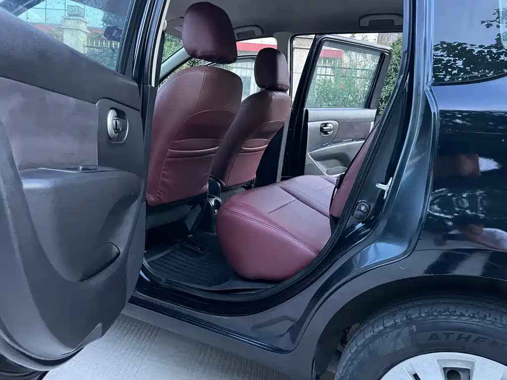 NISSAN LIVINA 2013