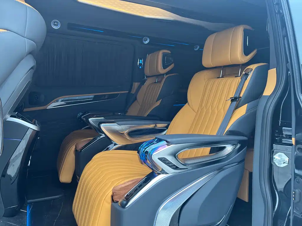 FORD TOUREO 2024