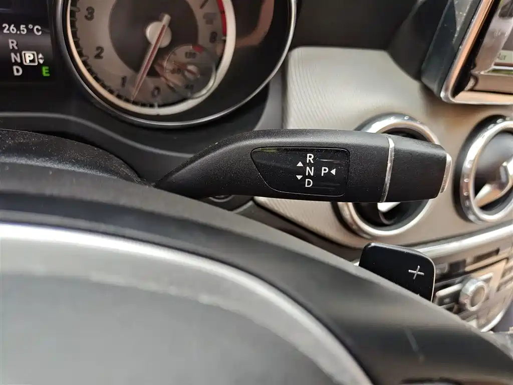 MERCEDES BENZ GLA 2015