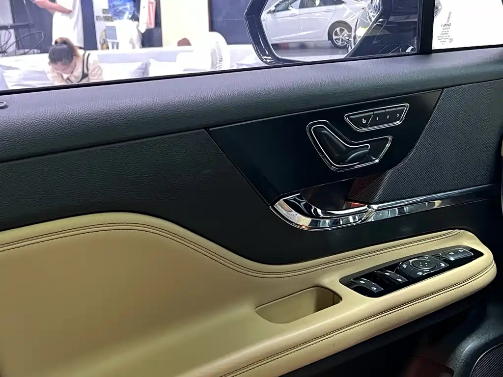 LINCOLN ADVENTURER 2021