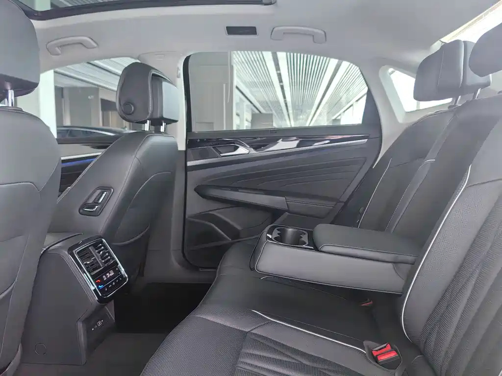 VOLKSWAGEN PASSAT 2024