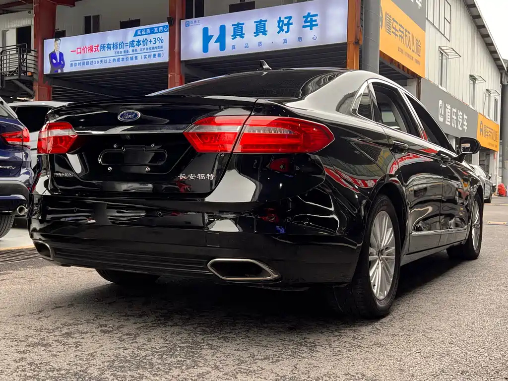 FORD TAURUS 2018
