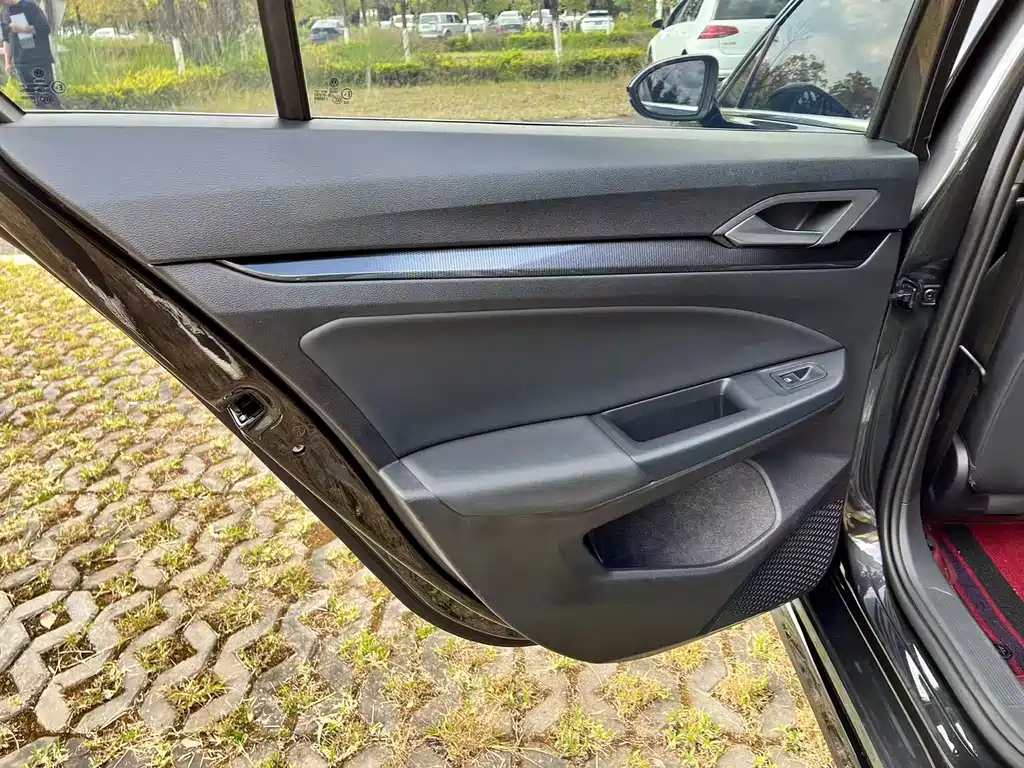 VOLKSWAGEN GOLF 2023