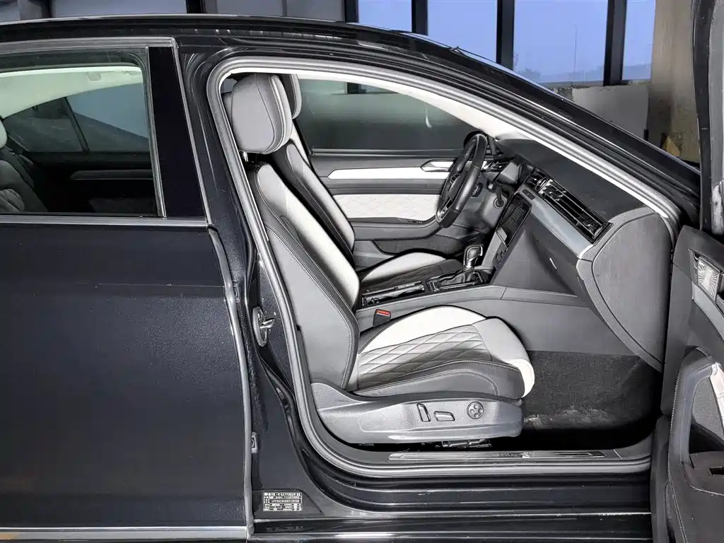 VOLKSWAGEN MAGOTAN 2023
