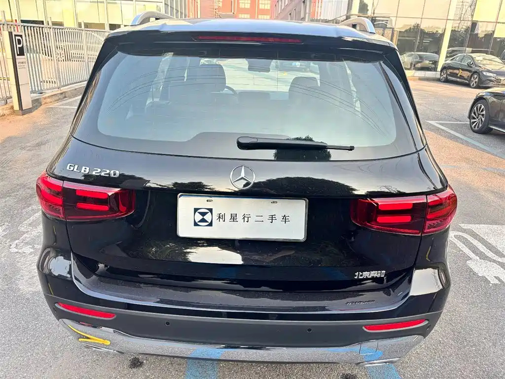 MERCEDES BENZ GLB 2025