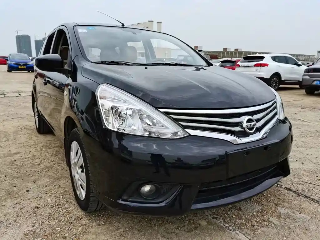 NISSAN LIVINA 2014