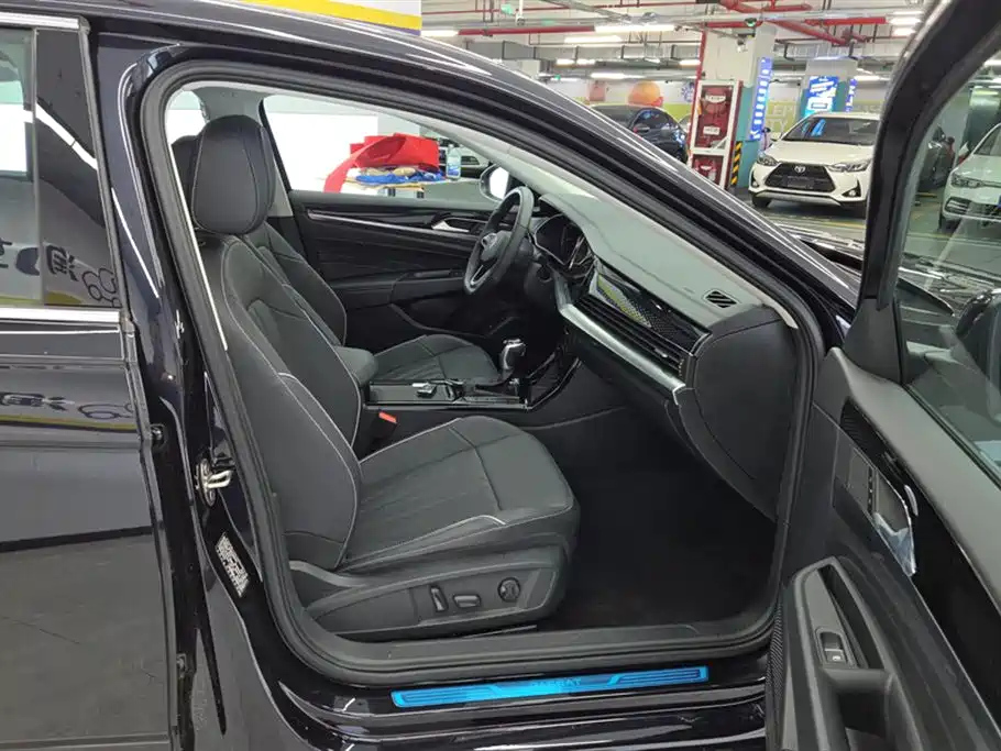 VOLKSWAGEN PASSAT 2024