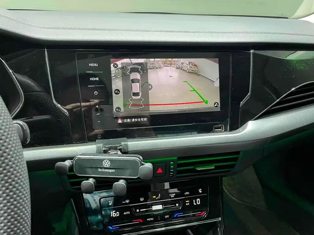 VOLKSWAGEN PASSAT 2024