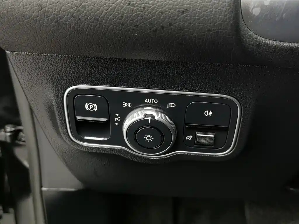 MERCEDES BENZ GLB 2024