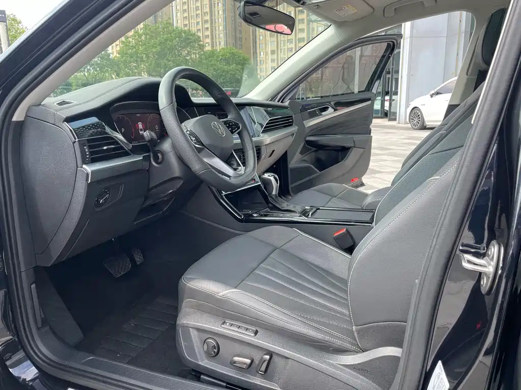 VOLKSWAGEN PASSAT 2024